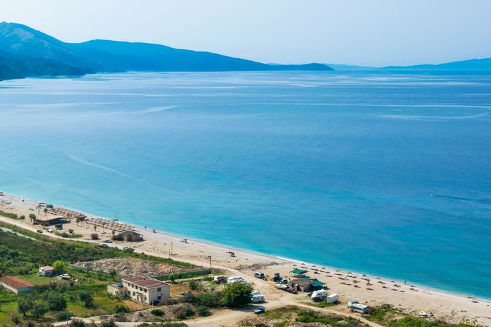 Langer Kiesstrand von Borsh Beach an der Albanischen Riviera mit Blick auf das Meer