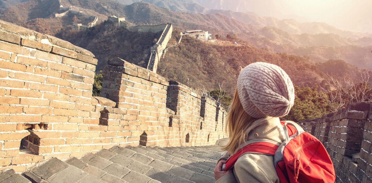 Touristin auf der großen Mauer in China