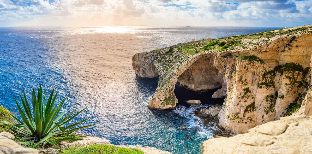 Blick über den Horizont über die Küste von Malta mit der Blauen Grotte