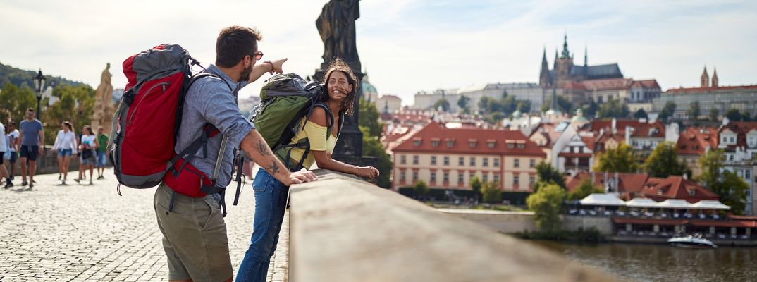 Paar spaziert durch Stadt