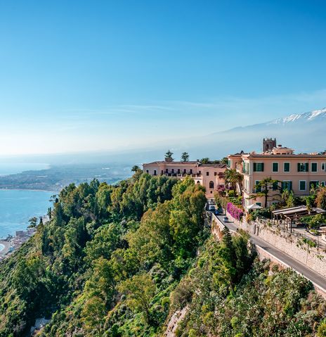 Blick auf Taormina mit Küste und Ätna im Hintergrund
