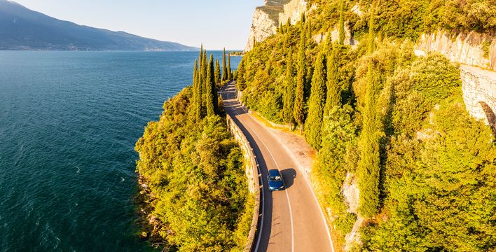 Auto fährt entlang einer Straße am Gardasee