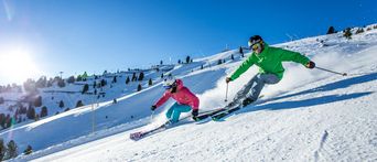 Paar beim Skifahren
