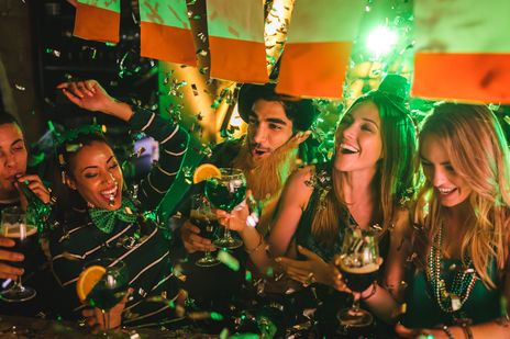 Gruppe Menschen beim Feiern des St. Patrick’s Days