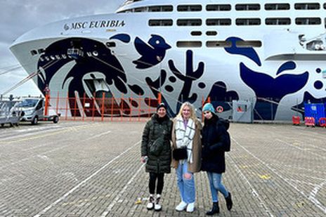 Chronisten Margot, Alicia und Xenia vor der MSC Euribia während ihrer Kreuzfahrt