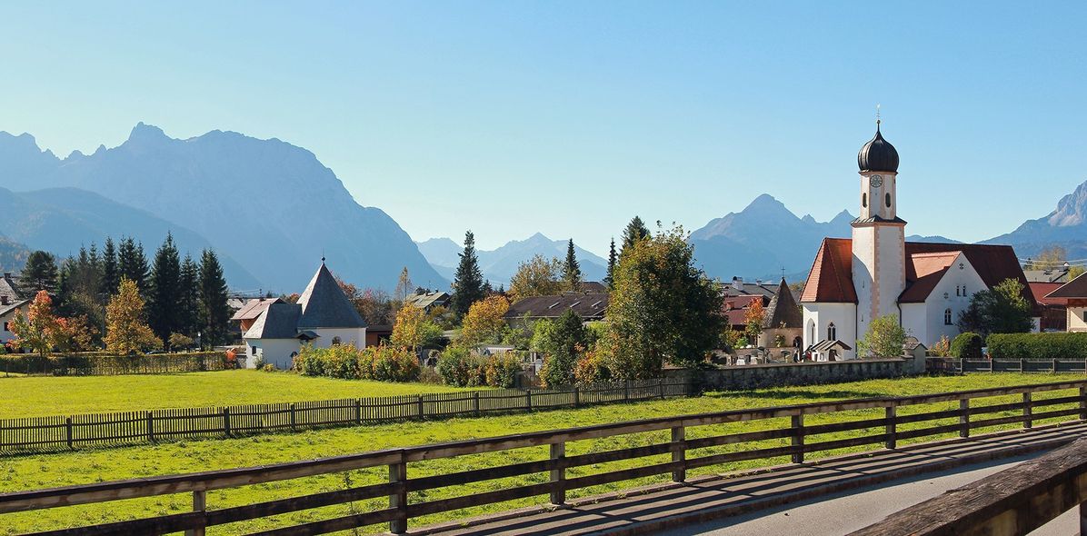 Blick auf Dorf mit Kirche