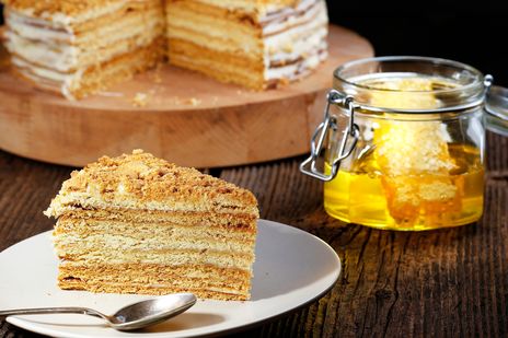 Traditionell slowakische Torte mit Honig und Schichten auf rustikalem Tisch