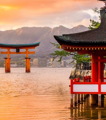 Miyajima Schrein in Wasser