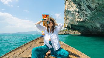 Frau auf Boot in Thailand
