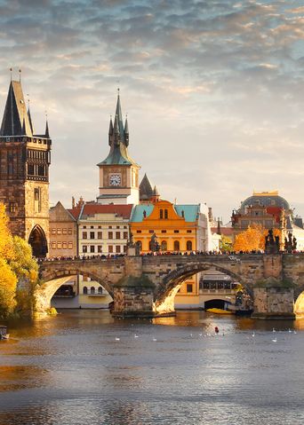 Blick auf die Donau in der Landeshauptstadt Prag mit einer Brücke und Hausfassaden