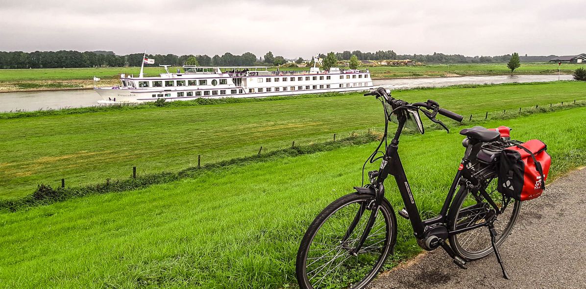 Fahrrad vor Flusskreuzfahrtschiff