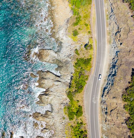 Meer und Straße mit Auto von Oben