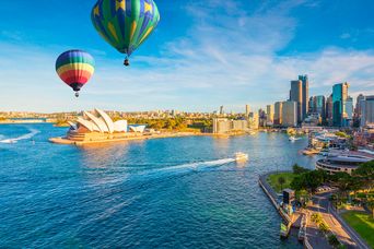 Heißluftballons fliegen über Sydney