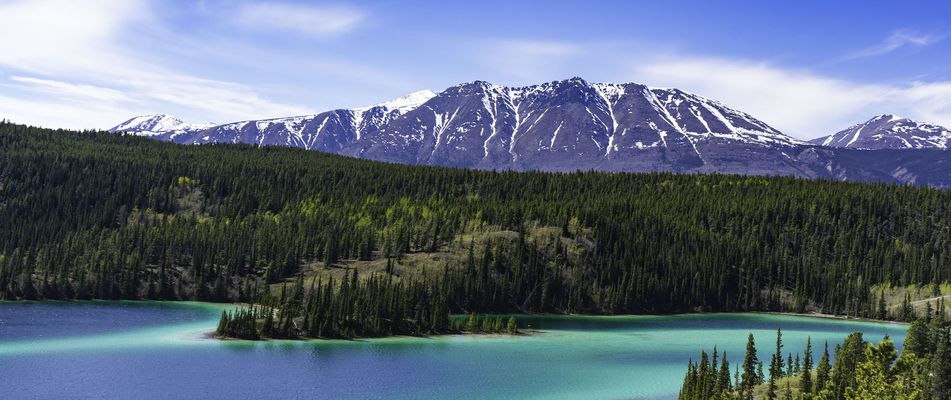 Panoramablick auf See und Bergkette nahe Skagway im Süden Alaskas