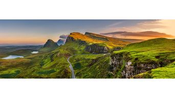 Weite Landschaft in den schottischen Highlands mit Hügeln und Tälern