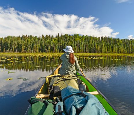 Frau auf Kanu in Alaska