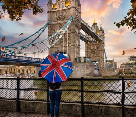 Mensch vor der Tower Bridge in London