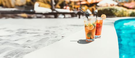 Cocktail am Pool