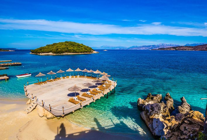 Weißer Sandstrand und türkisfarbenes Wasser in Ksamil, Albanien