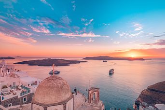 Kreuzfahrtschiffe in der Bucht vor Santorini bei Sonnenuntergang