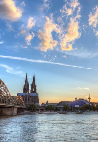 Blick auf den Kölner Dom am Rhein