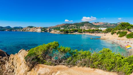 Strand von Paguera auf Mallorca am Mittelmeer