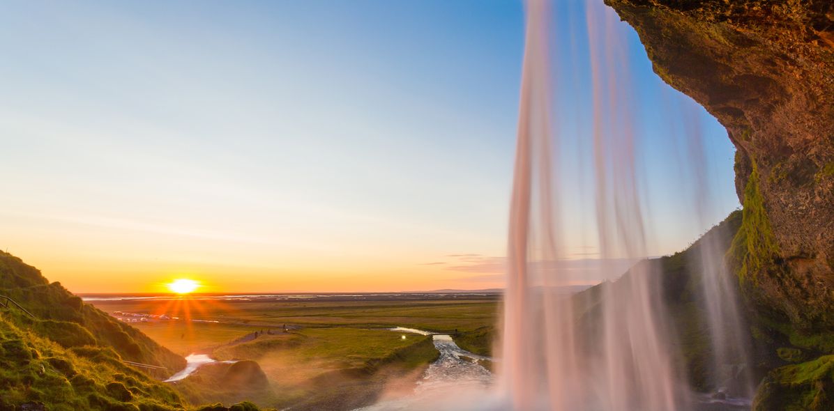 Sonnenuntergang am Wasserfall in Island