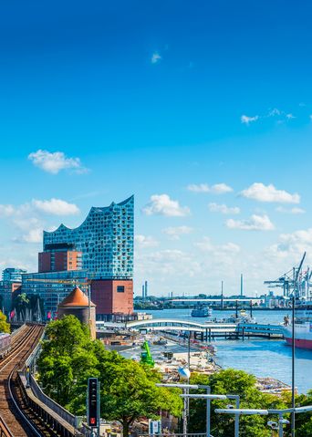Blick auf den Hamburger Hafen mit der Elbphilharmonie