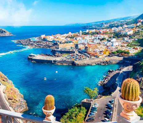 Blick auf die Altstadt und die Küste des Ortes Garachico mit Naturpools auf Teneriffa