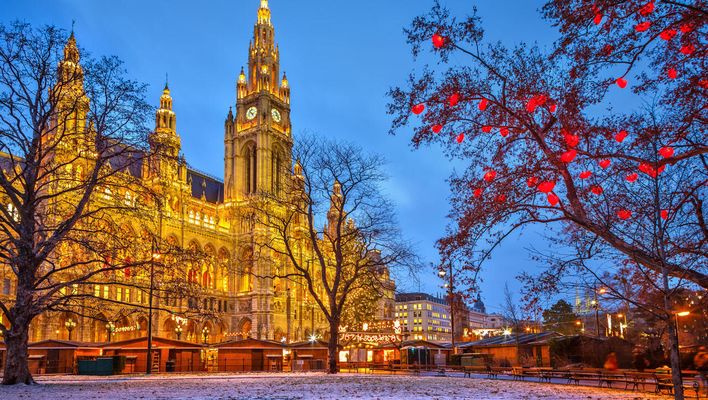 Köln in der Vorweihnachtszeit mit bunten Lichtern vorm Dom 