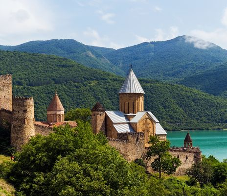 Burg und See in Georgien