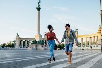 Pärchen spaziert durch Budapest