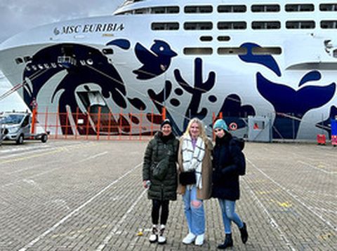 Unsere Kolleginnen vor der MSC Euribia