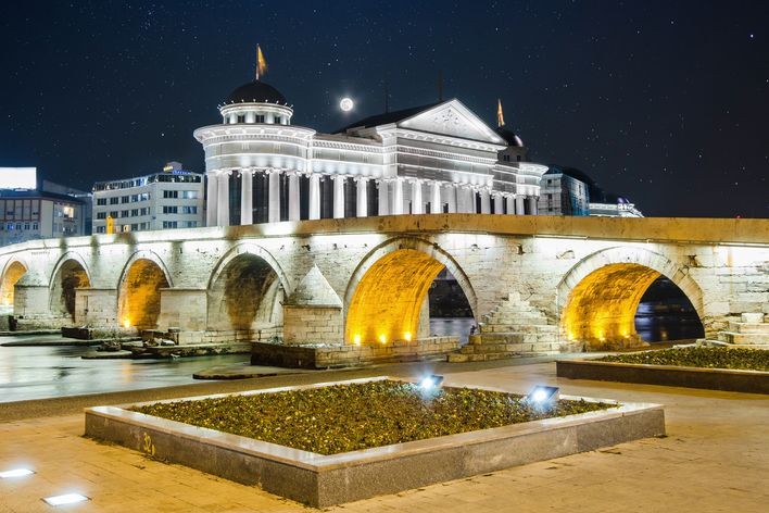 Brücke der Zivilisation bei Nacht in Skopje