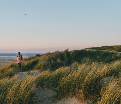 Frau am Strand von Texel