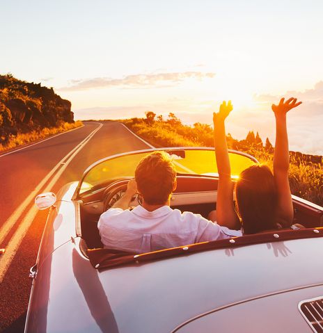 Paar in Auto bei Sonnenuntergang