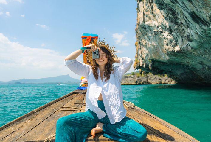 Frau auf Boot in Thailand