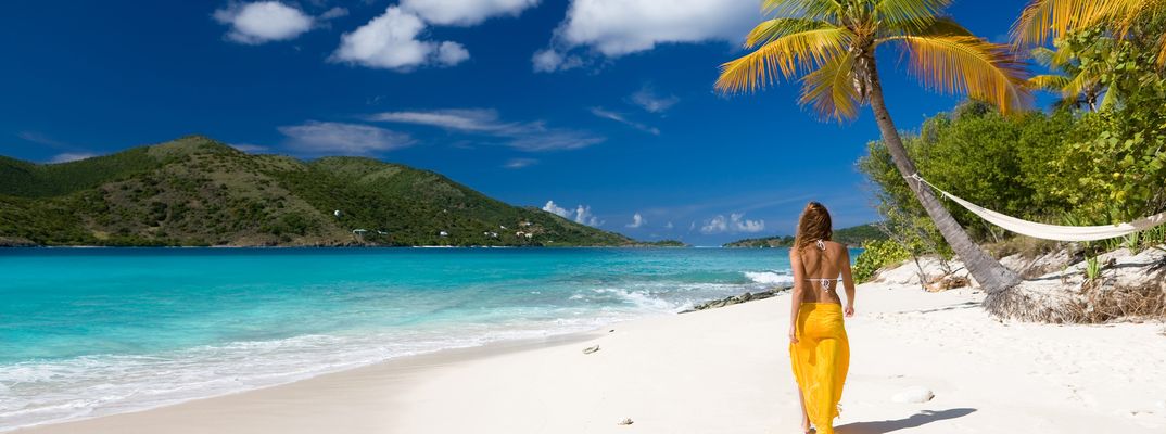 Frau spaziert am Karibik Strand