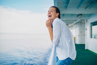 Frau auf einem Kreuzfahrtschiff