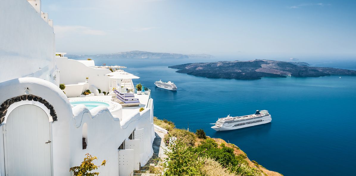 Kreuzfahrtschiffe vor Santorini