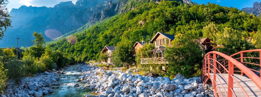 Brücke und Berglandschaft im Nationalpark Theth in Albanien