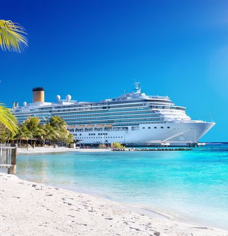 Kreuzfahrtschiff am Hafen mit weißem Sand
