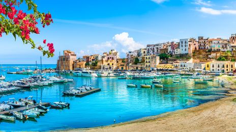 Hafen von Trapani mit Altstadt und Booten auf Sizilien
