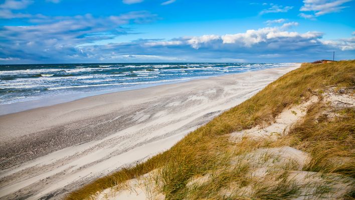 Breiter Sandstrand von Palanga mit Dünen, Wellen und Ostseehimmel