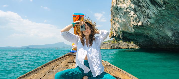 Frau fotografiert auf einem Boot in Thailand