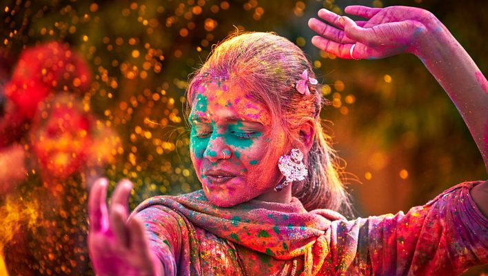 Frau tanz während Holi Fest
