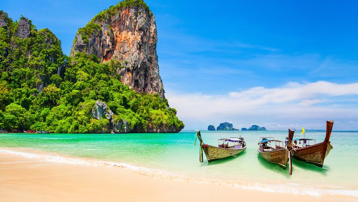 3 Fischerboote am Strand von Thailand