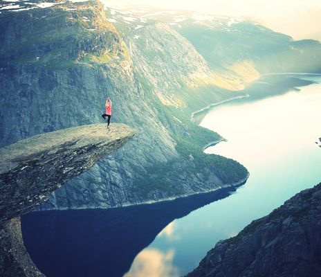 Frau auf einer Klippe in Norwegen