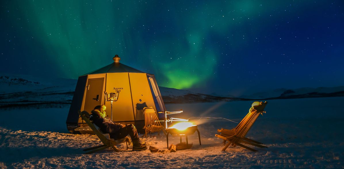 Mann beobachtet Polarlichter in Norwegen