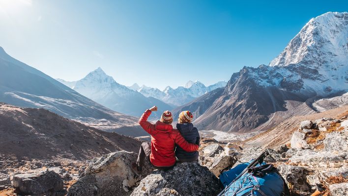 Ein Paar beim Wandern in Tibet